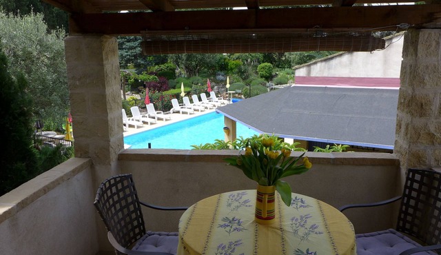 2 bedroom/2 bathroom Apartment with AC with pool and garden views