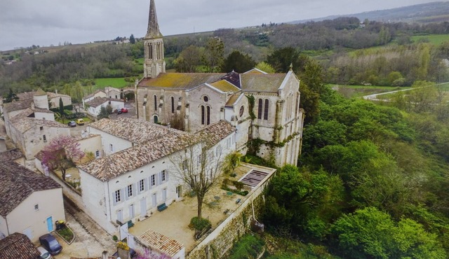 2 bedroom 2 bathroom apartment in an ancient convent c1400.
