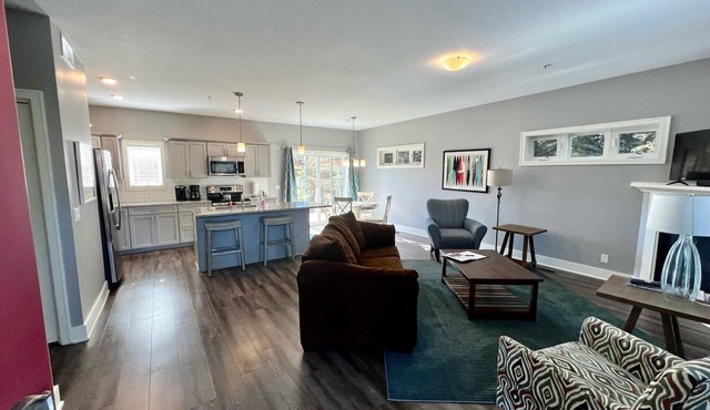 2 bedroom/2 bathroom condo with pool access