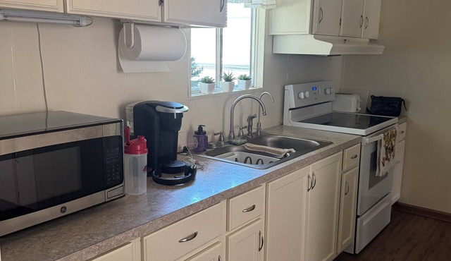 2 bedroom/2 bathroom, quiet retirement setting. 55 + Pool. Weekly/monthly rates