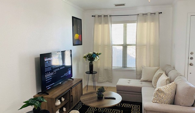 2 bedroom/2bathroom duplex 12 mins toDFW Airport and free WiFi