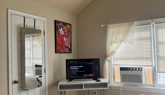 2 Bedroom 2nd FL Apartment - 30 min to NYC 15 min to MetLife