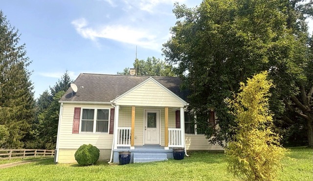 2 Bedroom 4 person house with private hot tub on Rural Estate