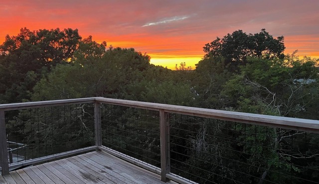 2 Bedroom, 5 min walk to bay beach!