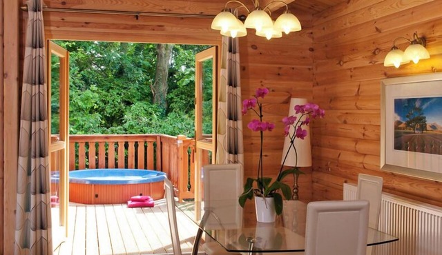 2 bedroom,5 star, award winning log cabin with luxurious hot tub (sleeps 4)