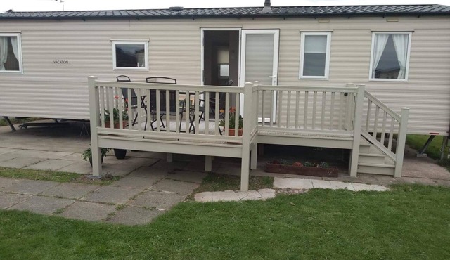 2 bedroom 6 berth caravan with decking