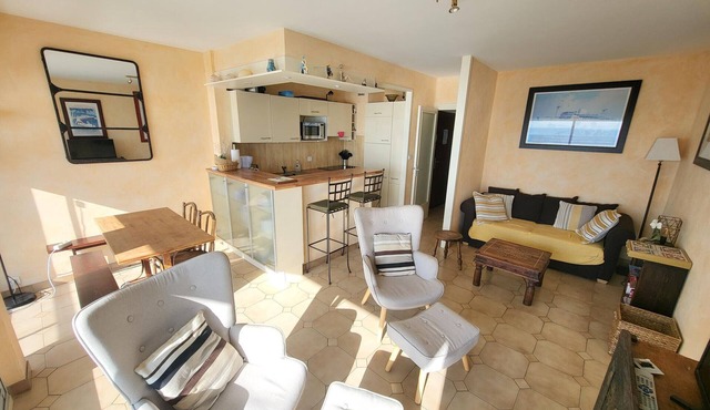 2-Bedroom Apartment Sea View - Parking, Pets Allowed