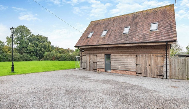 2 bedroom accommodation in Marnhull, near Shaftesbury