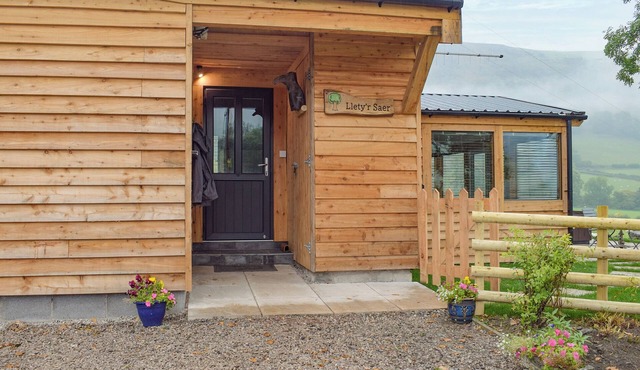 2 bedroom accommodation in Penybontfawr, near Llanfyllin