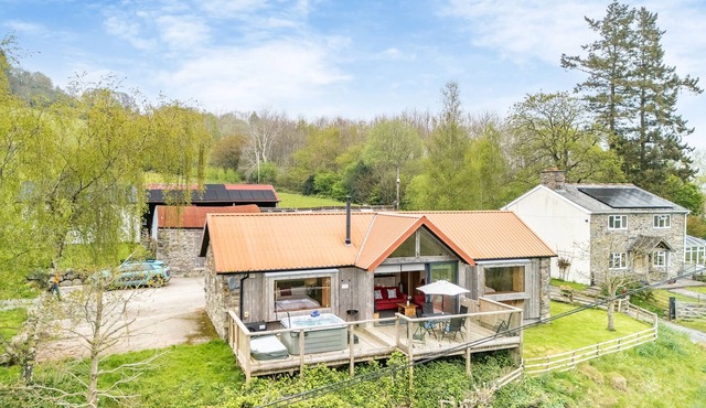 2 bedroom accommodation in Penybontfawr, near Oswestry