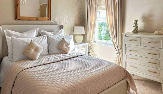 2 bedroom accommodation in Frinton-on-Sea