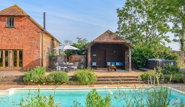 2 bedroom accommodation in Wisborough Green, near Billingshurst