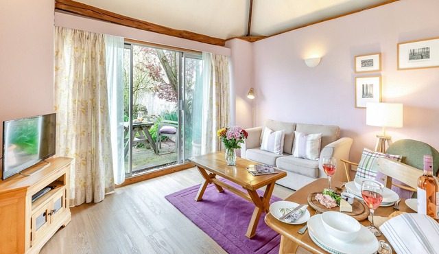 2 bedroom accommodation in Ridgeway Cross, near Malvern