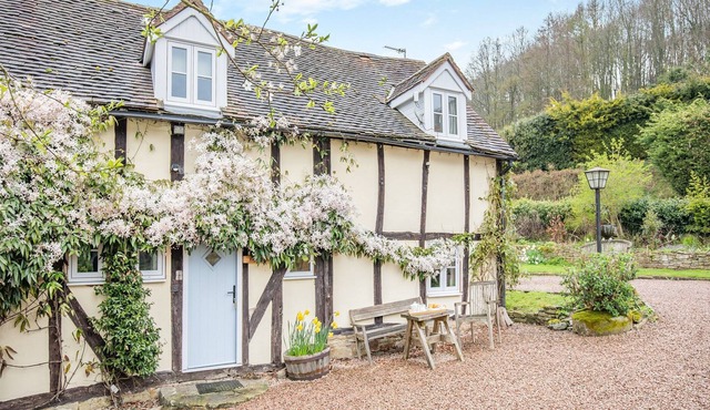 2 bedroom accommodation in Ridgeway Cross, near Malvern