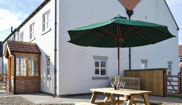 2 bedroom accommodation in Flixton, near Filey