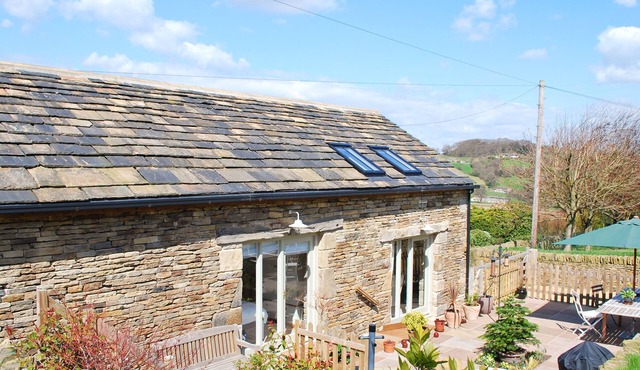 2 bedroom accommodation in Almondbury