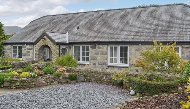 2 bedroom accommodation in Penygroes, near Caernarfon