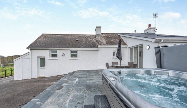 2 bedroom accommodation in Cross Inn, near New Quay