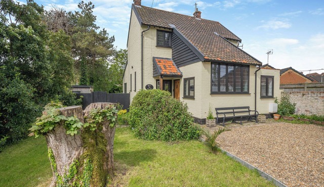 2 bedroom accommodation in Lowestoft