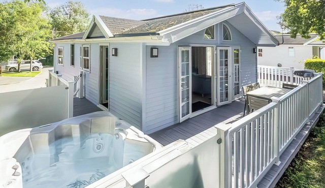 2 bedroom accommodation in Milford-on-Sea, Nr Lymington