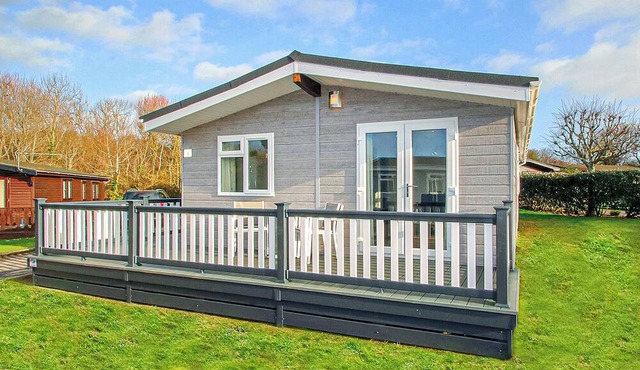 2 bedroom accommodation in Milford-on-Sea, Nr Lymington