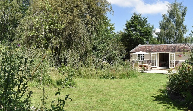 2 bedroom accommodation in Winterbourne Dauntsey, near Salisbury