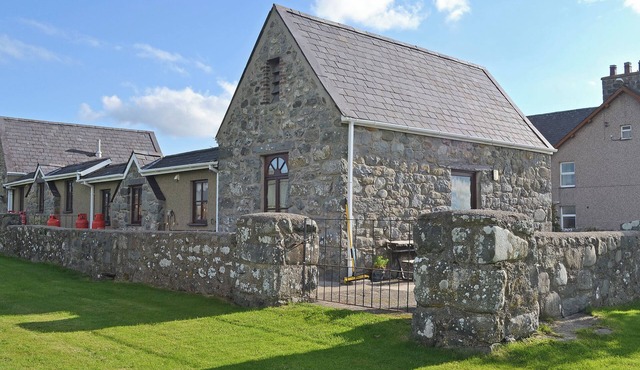 2 bedroom accommodation in Llanystumdwy, near Criccieth