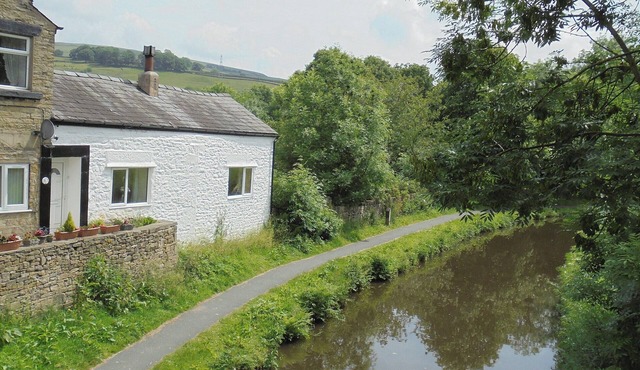 2 bedroom accommodation in Furness Vale, near Whaley Bridge