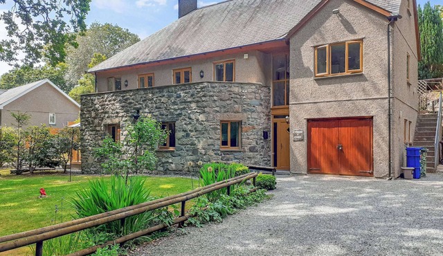 2 bedroom accommodation in Llanbedr