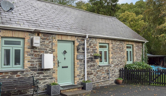 2 bedroom accommodation in Drefach Felindre, near Newcastle Emlyn
