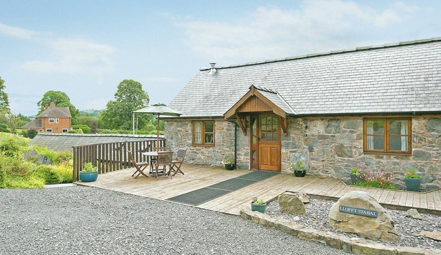 2 bedroom accommodation in Llanerfyl