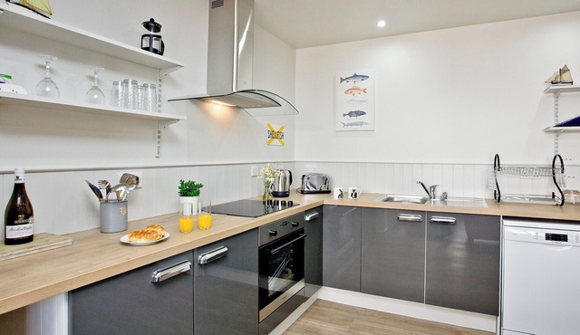 2 bedroom accommodation in Turnchapel, near Plymouth