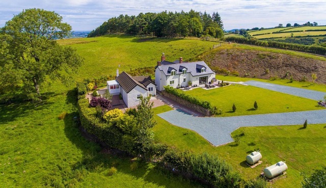 2 bedroom accommodation in Bromlow