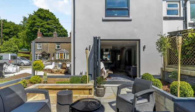 2 bedroom accommodation in Glossop