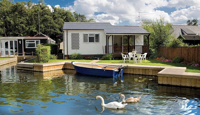 2 bedroom accommodation in Wroxham, Norfolk Broads