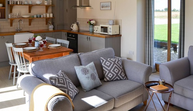 2 bedroom accommodation in Beighton, near Acle