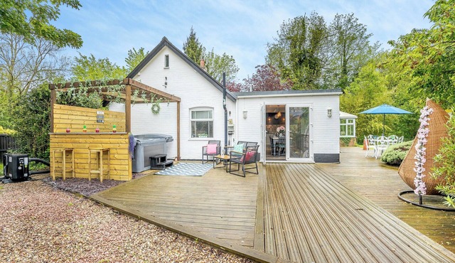 2 bedroom accommodation in Bratoft, near Burgh-le-Marsh