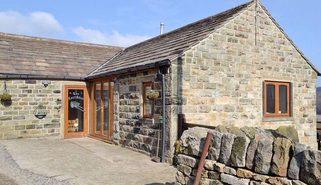 2 bedroom accommodation in Deepcar