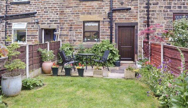 2 bedroom accommodation in Glossop