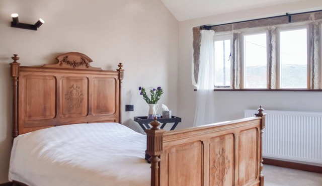 2 bedroom accommodation in Diggle, Saddleworth