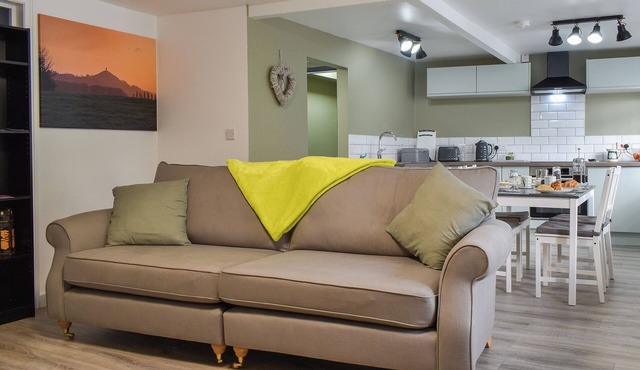 2 bedroom accommodation in Street