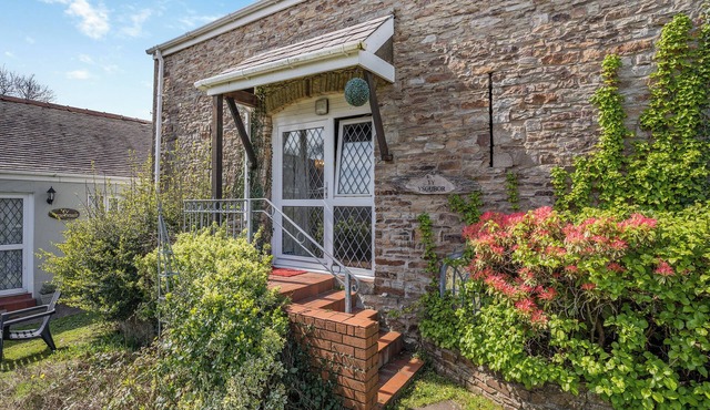 2 bedroom accommodation in Gowerton, Gower