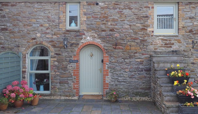 2 bedroom accommodation in Three Crosses, Gower, Swansea