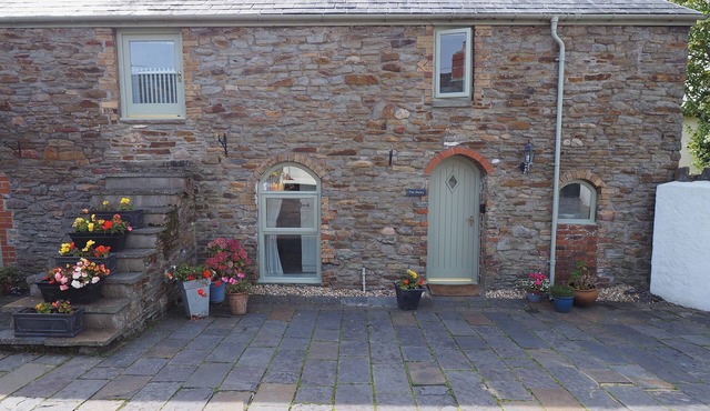 2 bedroom accommodation in Three Crosses, Gower, Swansea