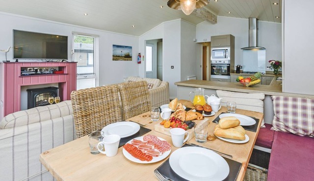 2 bedroom accommodation in Wootton, Nr Cowes