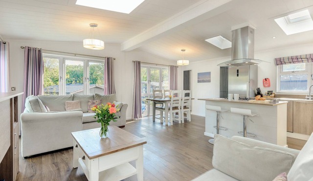 2 bedroom accommodation in Wootton Bridge, Nr Cowes