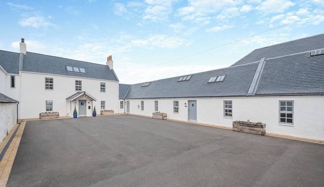 2 bedroom accommodation in Ayr