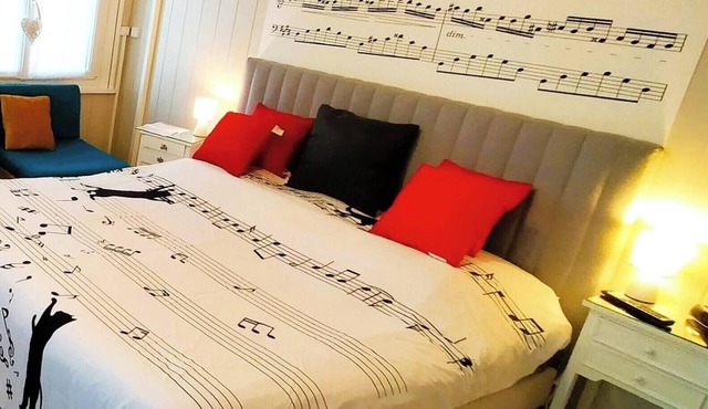 2-bedroom air-conditioned apartment + sauna 5 minutes from beach. Pets allowed. 9 nights max.