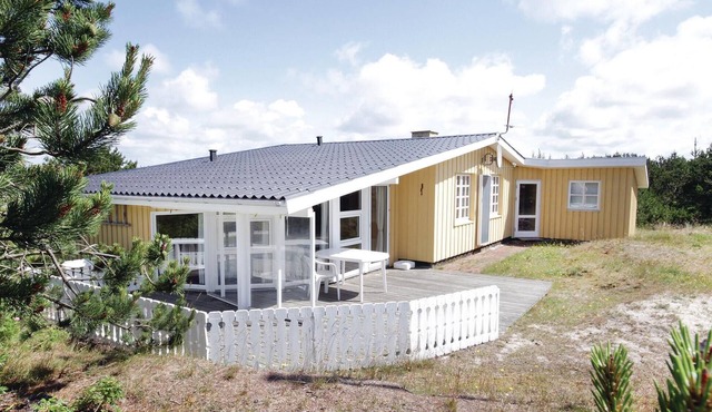 2 bedroom amazing home in Hvide Sande