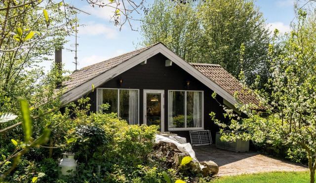 2 bedroom amazing home in Bogø By